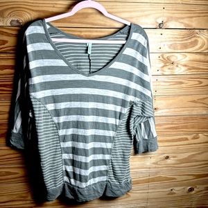 Maurice’s olive green and white scoop neck batwing 3/4 sleeve top large top